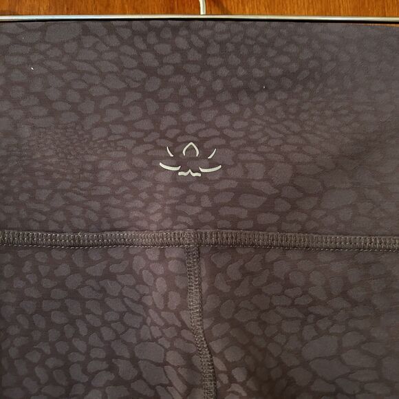 Beyond Yoga Leggings Gray Feline Jacquard Shadow High Waisted Midi Women's Small - Picture 5 of 8